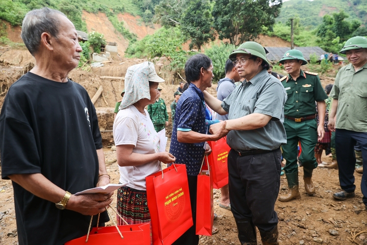 Thủ tướng Phạm Minh Chính tặng quà cho các gia đình bị thiệt hại do thiên tai tại tỉnh Điện Biên, chiều 3/8. (Ảnh: VGP)