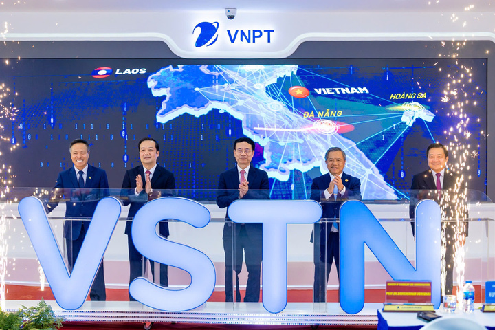Cérémonie d'ouverture du réseau international de câbles terrestres VSTN. (Photo : VNPT)