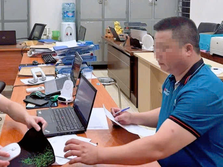 Người đàn ông lái xe con BKS 30M-258.67 rút chìa khoá ô tô khách rồi bỏ đi tại cơ quan công an.