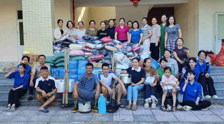Hàng trăm giáo viên vùng đồng bằng hưởng ứng phong trào "trường giúp trường". (Ảnh: CTV)