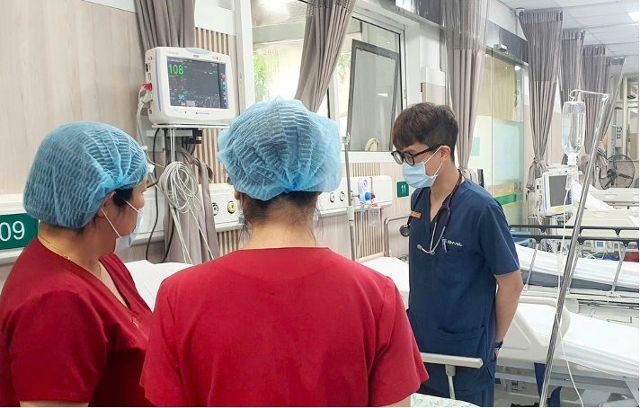 Nhân viên y tế Trung tâm cấp cứu A9 theo dõi sức khoẻ bệnh nhân. (Ảnh: BVCC)