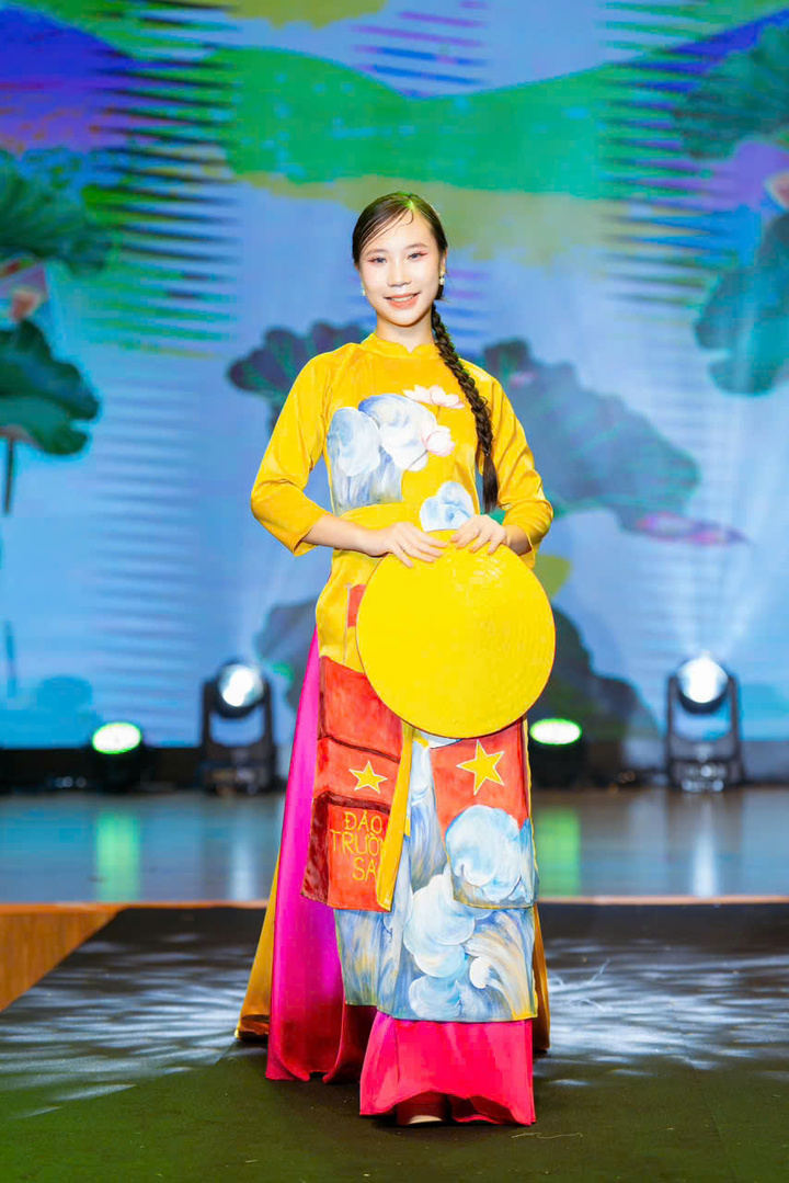 Những bộ áo dài, váy dạ hội cách điệu lấy cảm hứng từ hoa sen, nhạc cụ dân tộc hay văn hóa các dân tộc thiểu số Việt Nam khiến khán giả bất ngờ bởi sự sáng tạo và cá tính rõ nét.