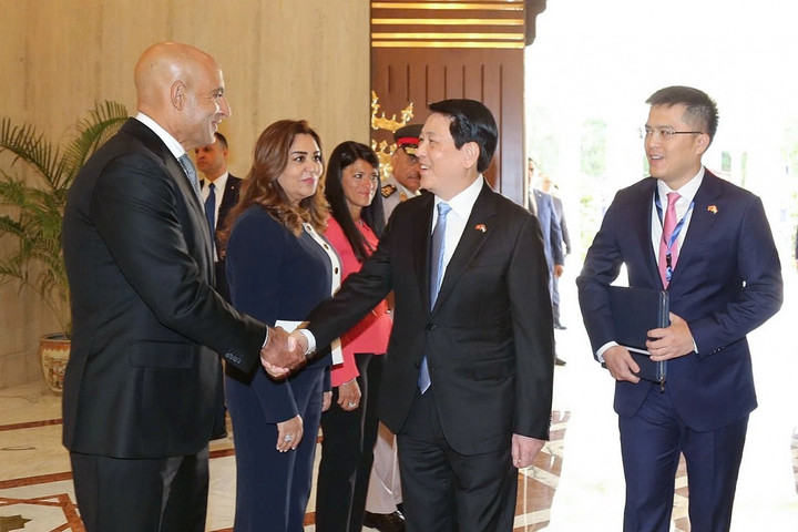 Chủ tịch nước Lương Cường chào các thành viên đoàn Cộng hoà Ả-rập Ai Cập