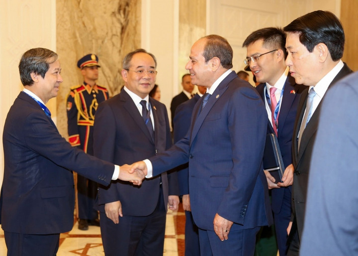 Chủ tịch nước Lương Cường giới thiệu thành phần đoàn cấp cao Việt Nam.