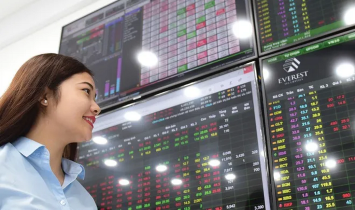 The stock market continuously reversed, VN-Index reached an unprecedented peak.