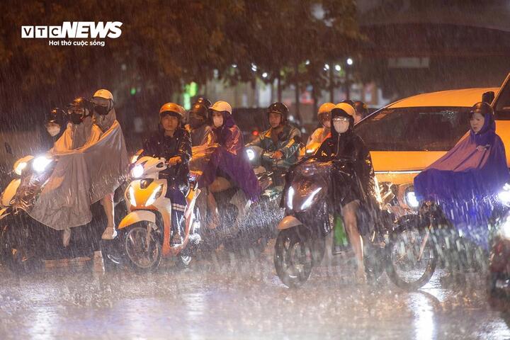 Hà Nội và loạt tỉnh thành miền Bắc mưa to kèm dông mạnh. (Ảnh minh hoạ: Viên Minh)