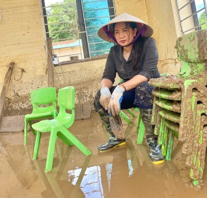 Giáo viên dọn dẹp tại trường mầm non ở xã Mường Típ. (Ảnh: CTV)