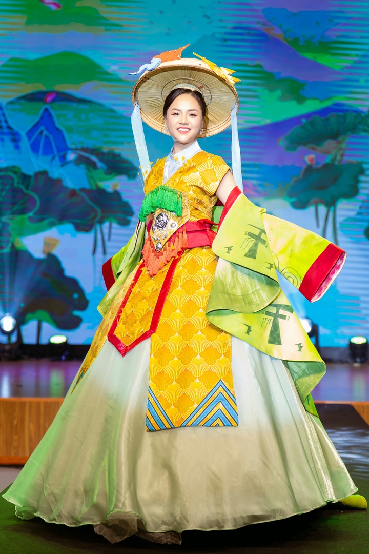 Mới đây, Thu Quỳnh gây chú ý khi xuất hiện nổi bật trong đêm Gala trao giải của một sân chơi thiết kế thời trang dành cho thiếu nhi.