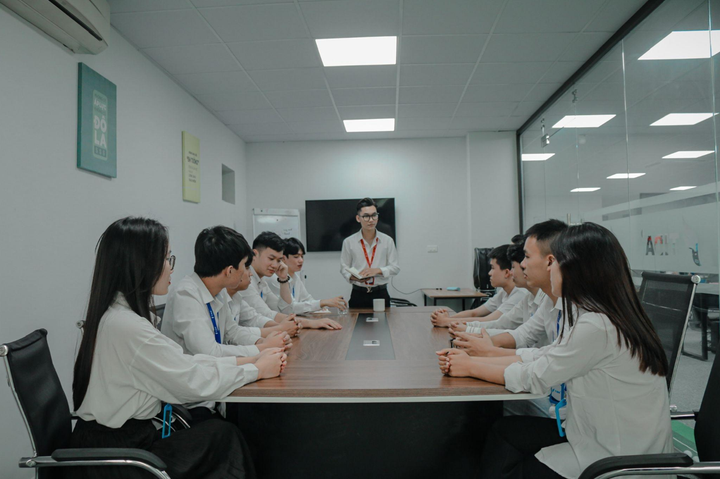 Các nguyên tắc văn hóa SARA được thiết kế trực quan, treo tại văn phòng và khu vực vận hành như một “kim chỉ nam” để mọi nhân viên soi chiếu mỗi ngày.