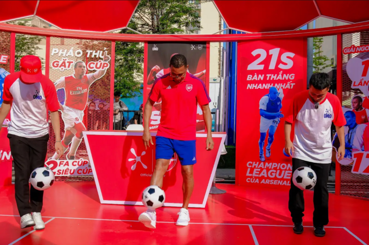 Gilberto Silva cùng Tiến Linh và Đỗ Kim Phúc tham gia thử thách tâng bóng.