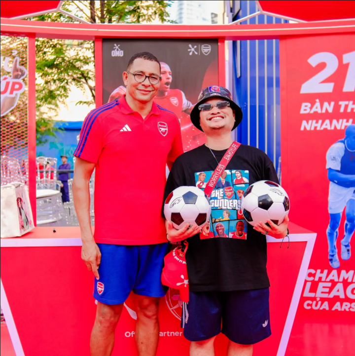 Gilberto Silva ký tặng bóng cho người hâm mộ trong fanmeeting.