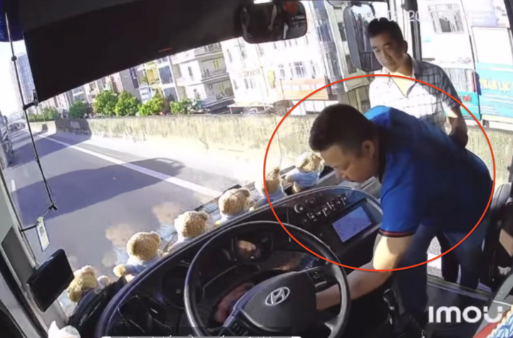 Bùi Trường Sơn leo lên xe khách, rút chìa khoá rồi bỏ đi.