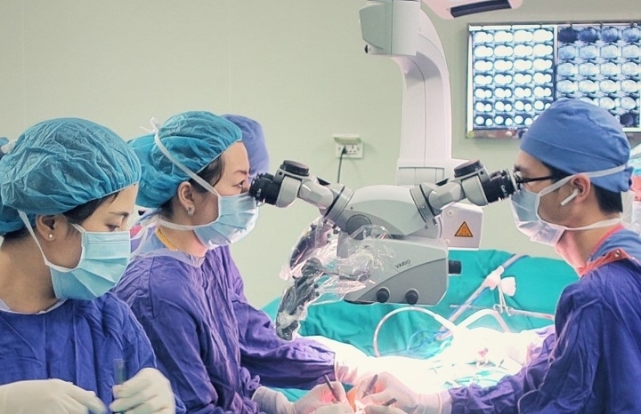 Ê kíp bác sĩ thực hiện phẫu thuật cho người bệnh.