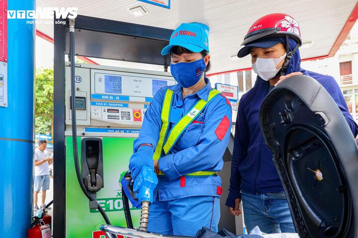Giá xăng trong nước được thực hiện theo kỳ điều hành ngày 31/7. (Ảnh: Minh Đức).