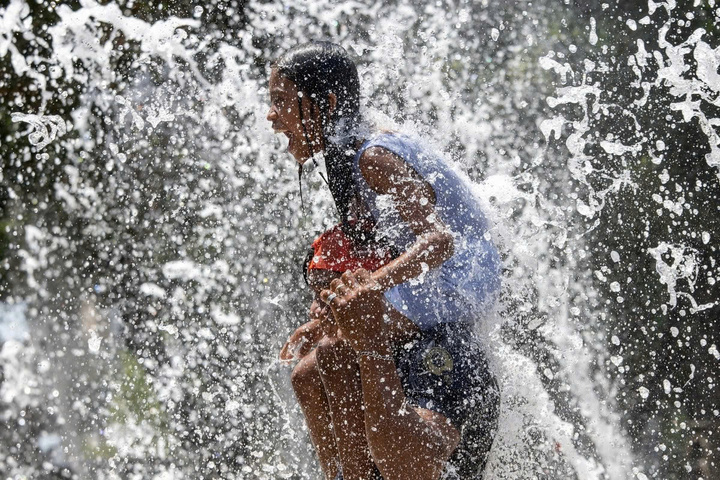 Người dân phải ngâm mình trong nước để làm mát cơ thể. (Ảnh: Reuters)
