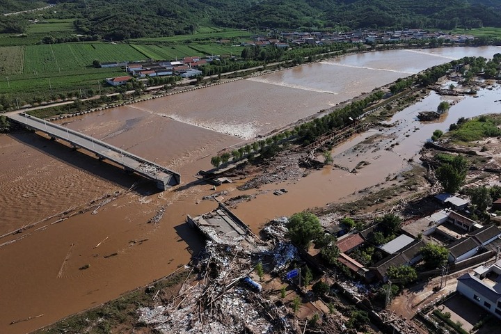 Lũ lụt tại một số tỉnh thành Trung Quốc cuối tháng 7. (Ảnh: Reuters)