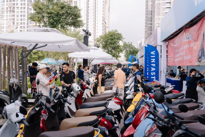 Rất đông khách hàng có mặt tại các sự kiện để tận tay trải nghiệm nhiều dòng xe máy điện của VinFast.