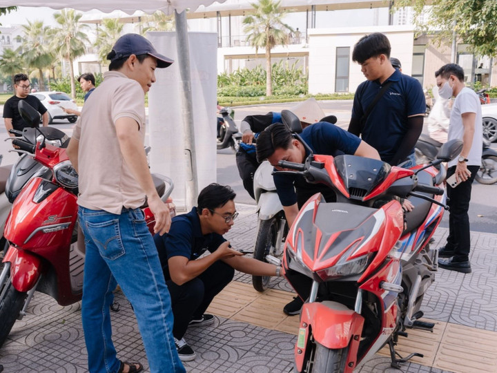 Nhiều khách hàng tại các tỉnh mang xe cũ tới định giá để đổi sang xe điện.