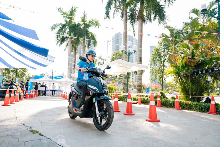 Khách hàng được trực tiếp trải nghiệm nhiều mẫu xe máy điện của VinFast.