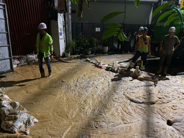 Các bao cát được chất lên để khoanh vùng, ngăn bùn tiếp tục tràn ra.
