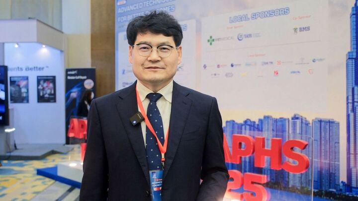 GS.TS.BS. Jong Keun Seon - Trưởng khoa Phẫu thuật khớp và Y học thể thao, Trường Đại học Y, Đại học Quốc Gia Chonnam. (Hàn Quốc)