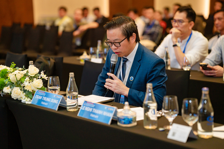GS.TS.BS Trần Trung Dũng (Giám đốc Trung tâm Chấn thương chỉnh hình & Y học thể thao - BVĐK Quốc tế Vinmec) trong vai trò Chủ tọa phiên thảo luận về Công nghệ in 3D tại Hội nghị.