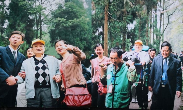 Nhà Văn Kim Dung tới núi Nga Mi vào năm 2004
