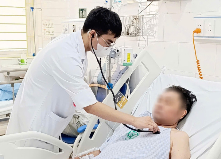 Bác sĩ Bệnh viện Bạch Mai thăm khám cho bệnh nhân ngày 30/07.