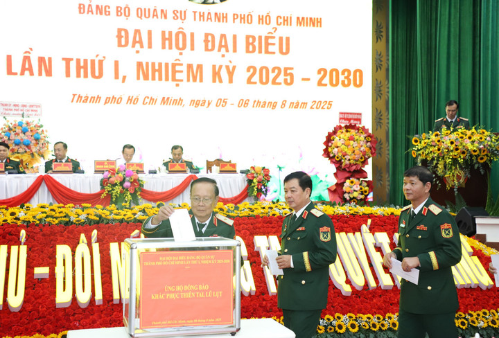 Tại đại hội, các đại biểu cùng quyên góp ủng hộ đồng bào bị thiệt hại do cơn bão số 3 ở miền Trung.