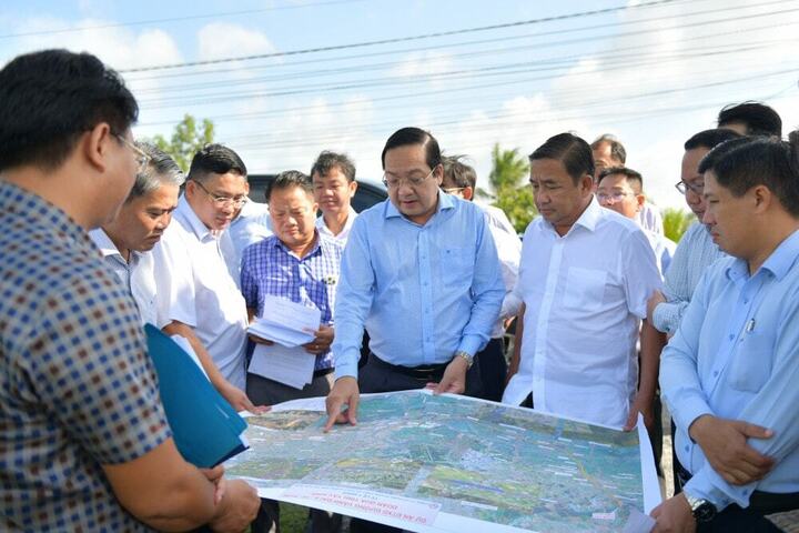 Đoàn công tác của UBND tỉnh Tây Ninh khảo sát hướng tuyến và các điểm dự kiến bố trí tái định cư dự án đường Vành đai 4 TP.HCM. (Ảnh: Hùng Anh)