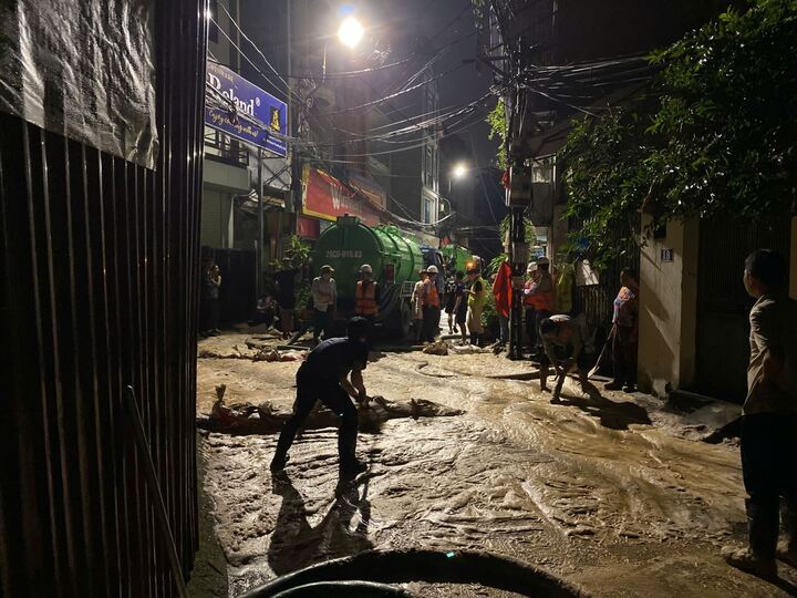 Bùn tràn ra ngõ Núi Trúc lúc nửa đêm.