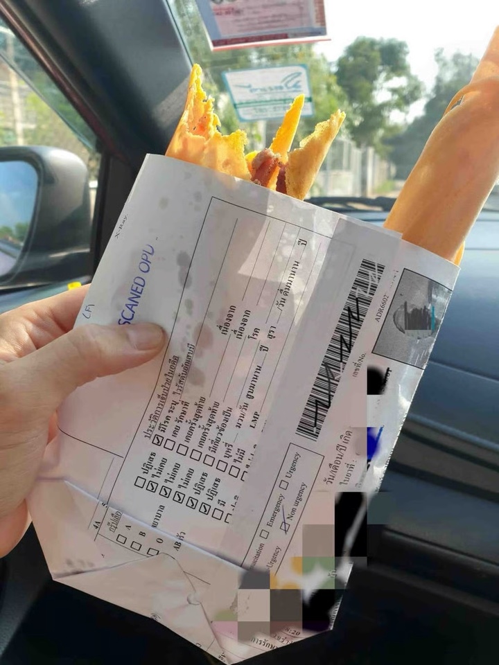 Hồ sơ bệnh án của bệnh nhân được dùng làm giấy gói thực phẩm bán trên đường phố. (Ảnh: Facebook)