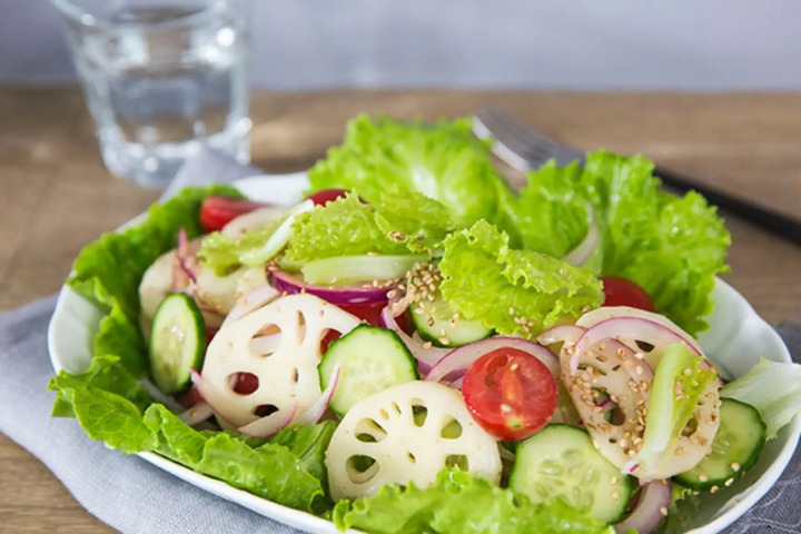 Salad củ sen trộn mè rang là món ăn khoái khẩu của nhiều người vào thời điểm lập thu (Ảnh: Ecolotus)
