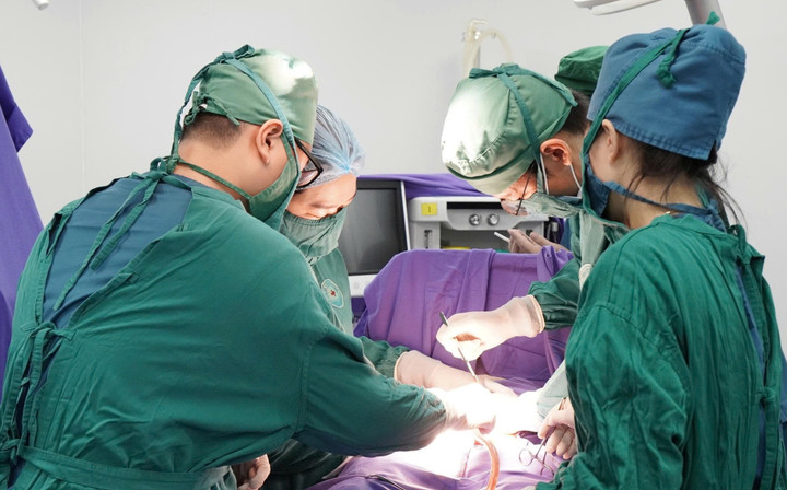 Ca mổ lấy thai khẩn cấp được thực hiện ngay lập tức.