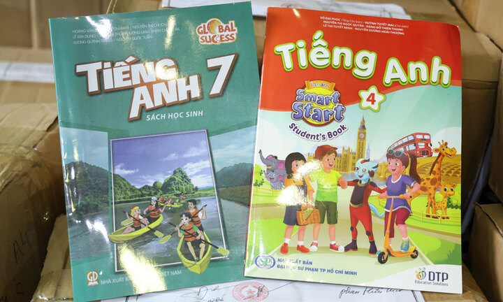Một số sách giả do các đối tượng in. (Ảnh: Ngọc Anh)