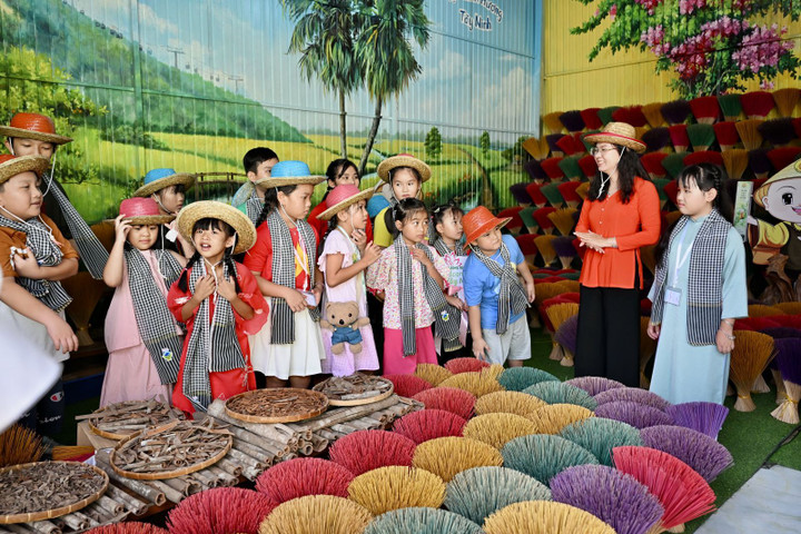 Học sinh trường Tiểu học Dương Minh Châu tham quan và trải nghiệm cơ sở sản xuất nhang Vạn Linh Hương. (Ảnh: Ngân Tâm)