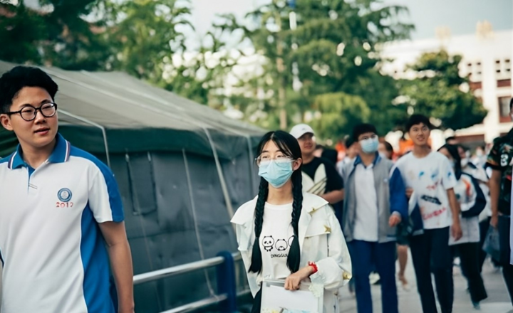 Suốt một thời gian dài sau khi bỏ tiền "chạy suất" và tin rằng con trai đang theo học trực tuyến tại một đại học danh tiếng, các gia đình không ngờ tất cả chỉ là một màn kịch được dựng lên. (Ảnh minh họa: Baidu)