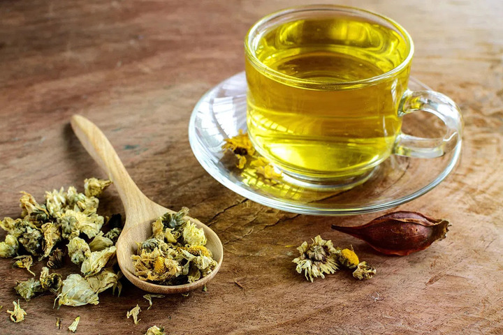 Mỗi sáng lập thu, thưởng thức một ly trà hoa cúc sẽ đem tới năng lượng cho cả ngày. (Ảnh: DIY Natural