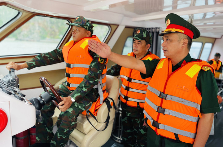 Lãnh đạo Bộ Chỉ huy quân sự tỉnh Quảng Ninh trực tiếp chỉ đạo công tác tuần tra, kiểm soát các tuyến tham quan trên Vịnh Hạ Long.