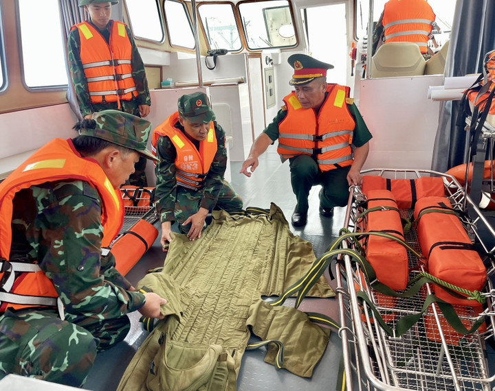 Trang thiết bị y tế được bố trí đầy đủ trên tàu quân y, sẵn sàng tham gia cứu hộ cứu nạn khi có tình huống khẩn cấp xảy ra trên Vịnh.