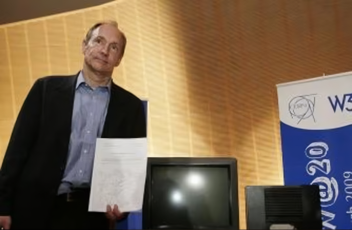 Tim Berners-Lee, Nhà phát minh ra Web, tạo dáng trước Máy chủ World Wide Web đầu tiên. (Nguồn: Getty Images)