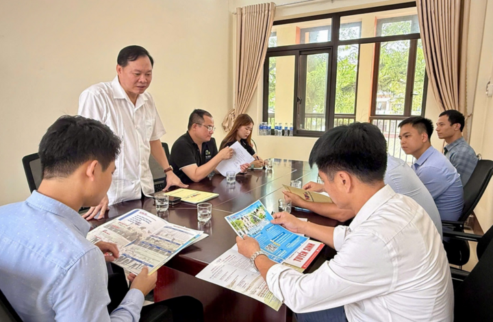 TS Nguyễn Văn Hùng chia sẻ thông tin về chương trình tuyển sinh đặc biệt với Ban giám hiệu trường THPT Hoàng Quốc Việt.