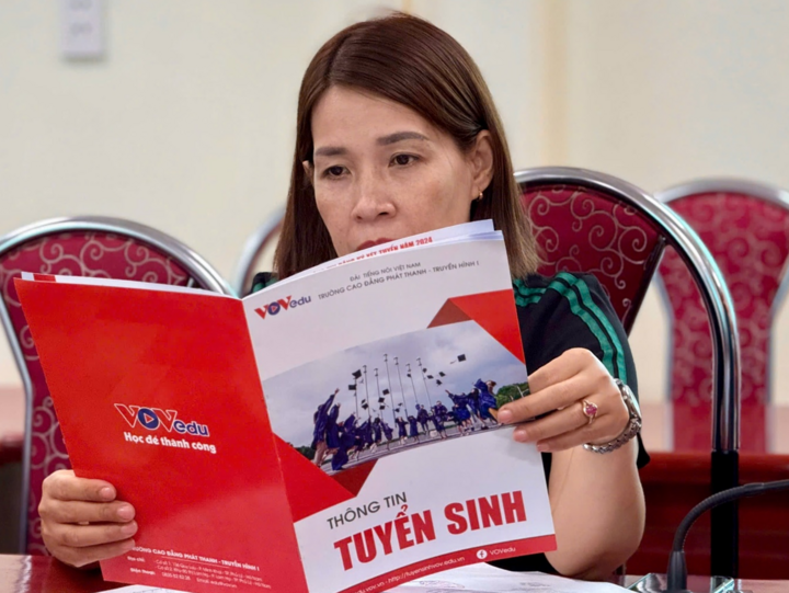 Giáo viên Trung tâm GDTX tỉnh Lào Cai tìm hiểu nội dung chương trình tuyển sinh đặc biệt năm 2025 của VOVedu.