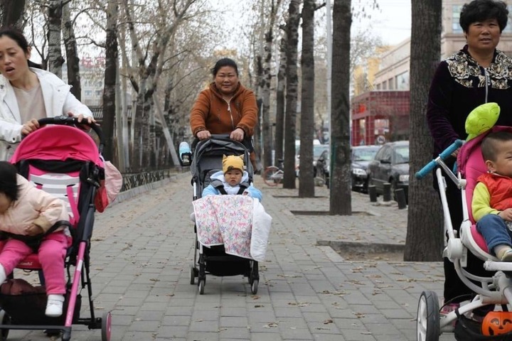 Việc chăm sóc con cái hiện vẫn chủ yếu được xem là trách nhiệm của phụ nữ, trong khi nam giới ít được khuyến khích tham gia.