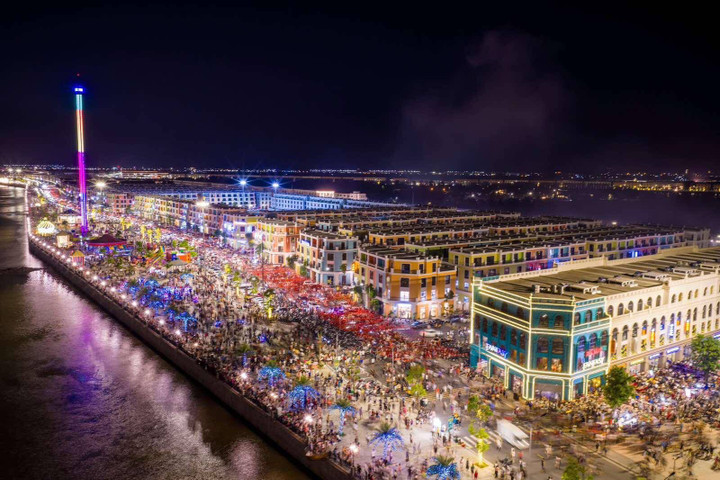 Cuối tuần qua, dự án Vinhomes Royal Island tại Vũ Yên, Hải Phòng thu hút hàng trăm nghìn lượt người đến tham quan, tìm hiểu dự án và trải nghiệm các hoạt động vui chơi, giải trí, sự kiện.