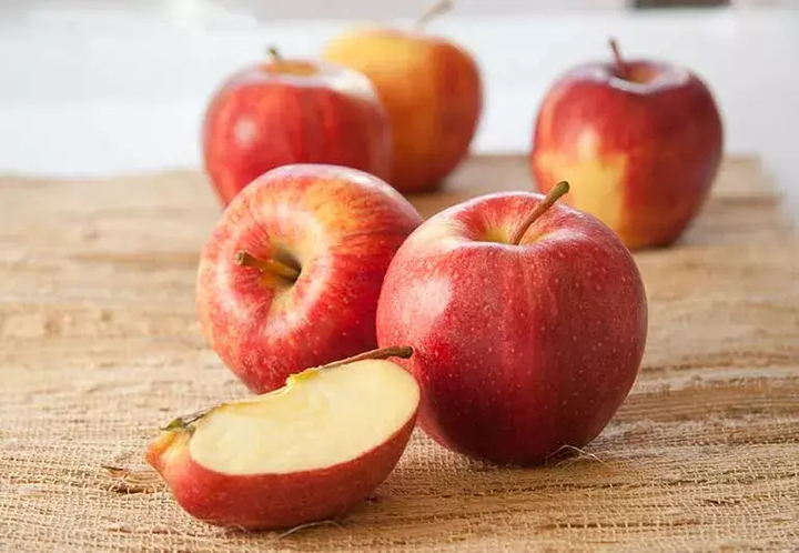 Người tiêu dùng nên ưu tiên chọn mua táo có nguồn gốc rõ ràng. (Ảnh: CCHE)