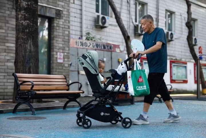 Dù Trung Quốc tung ra các gói trợ cấp để khuyến khích sinh con, nhiều gia đình vẫn không mặn mà vì chi phí nuôi trẻ quá cao, đặc biệt tại các đô thị. (Ảnh minh họa)