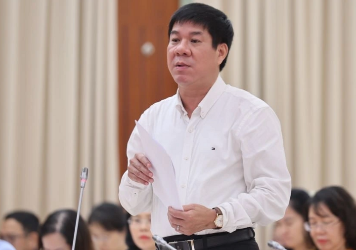 Ông Huỳnh Văn Chương, Cục trưởng Cục Quản lý chất lượng, Bộ Giáo dục và Đào tạo, trả lời câu hỏi của phóng viên về đề xuất liên quan đến kiểm định chương trình đại học trong dự thảo Luật Giáo dục đại học (sửa đổi). (Ảnh: VGP/Nhật Bắc)