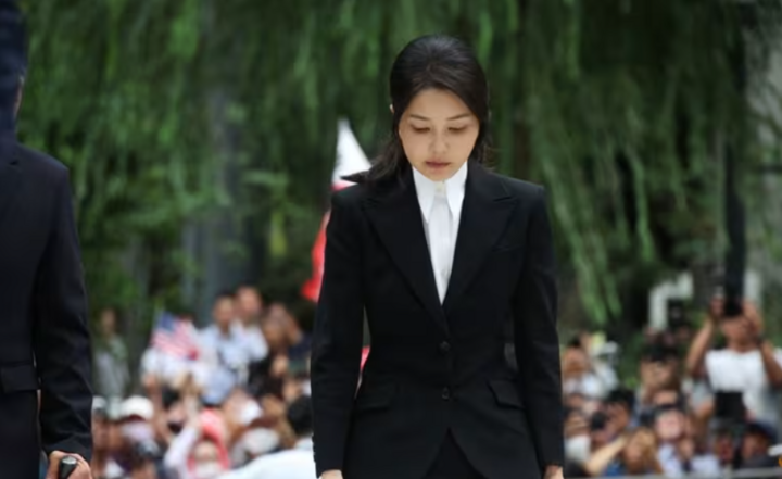 Cựu đệ nhất phu nhân Hàn Quốc Kim Keon Hee đến văn phòng công tố viên đặc biệt ở Seoul, Hàn Quốc. (Ảnh: Reuters)