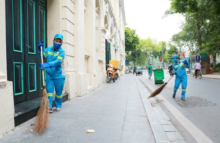 Dự kiến đến năm 2026, giá dịch vụ thu gom rác sinh hoạt tại Hà Nội là 43.000 đồng/người/tháng.